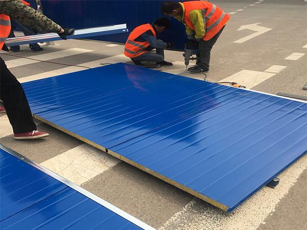 長(zhǎng)沙道路泡沫夾心圍擋安裝現(xiàn)場(chǎng)